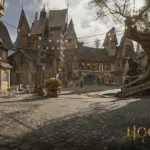 Plaza adoquinada de un pueblo de Hogwarts Legacy, con casas de tejados picudos, guirnaldas de luces, un árbol retorcido y el logotipo del juego