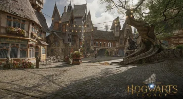 Plaza adoquinada de un pueblo de Hogwarts Legacy, con casas de tejados picudos, guirnaldas de luces, un árbol retorcido y el logotipo del juego