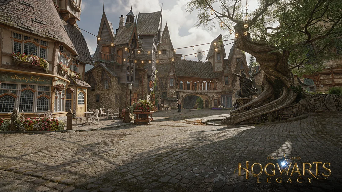 nvidia-dlss-5-hogwarts-legacy Plaza adoquinada de un pueblo de Hogwarts Legacy, con casas de tejados picudos, guirnaldas de luces, un árbol retorcido y el logotipo del juego