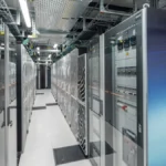 El superordenador JUPITER, en el Centro de Supercomputación de Jülich, con un pasillo entre sus armarios