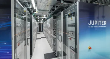 El superordenador JUPITER, en el Centro de Supercomputación de Jülich, con un pasillo entre sus armarios