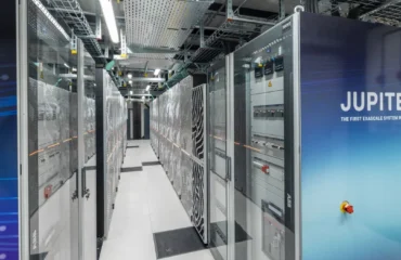 nvidia-jupiter-superordenador El superordenador JUPITER, en el Centro de Supercomputación de Jülich, con un pasillo entre sus armarios