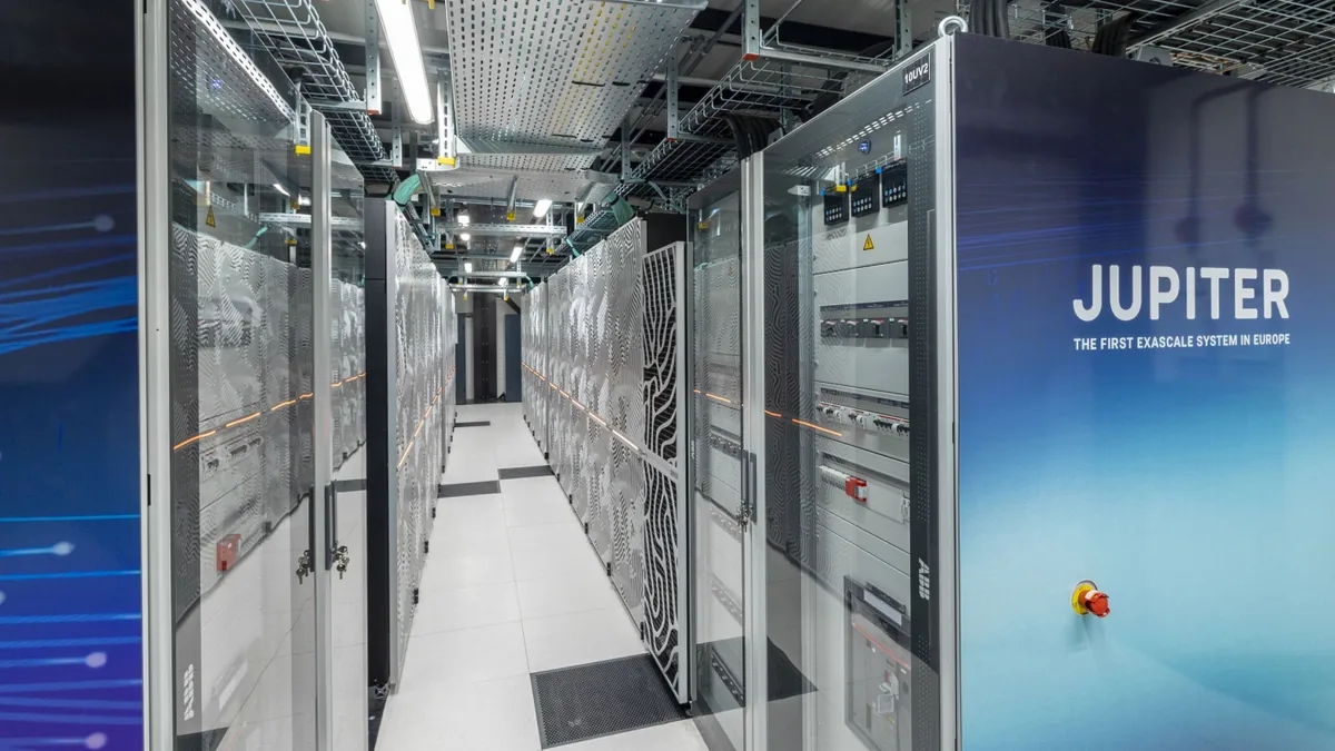 El superordenador JUPITER, en el Centro de Supercomputación de Jülich, con un pasillo entre sus armarios