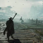 Phantom Blade Zero: un espadachín con sombrero de paja y espada a la espalda en un puente bajo la lluvia