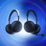 Dos auriculares inalámbricos de la gama PlayStation Pulse, uno con diadema blanca y otro negro con brazo de micrófono, sobre un fondo azul en remolino