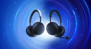 Dos auriculares inalámbricos de la gama PlayStation Pulse, uno con diadema blanca y otro negro con brazo de micrófono, sobre un fondo azul en remolino