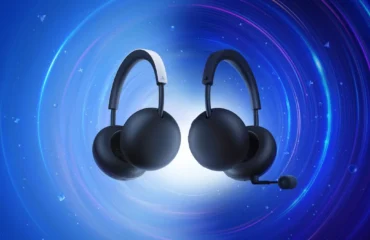 playstation-pulse Dos auriculares inalámbricos de la gama PlayStation Pulse, uno con diadema blanca y otro negro con brazo de micrófono, sobre un fondo azul en remolino