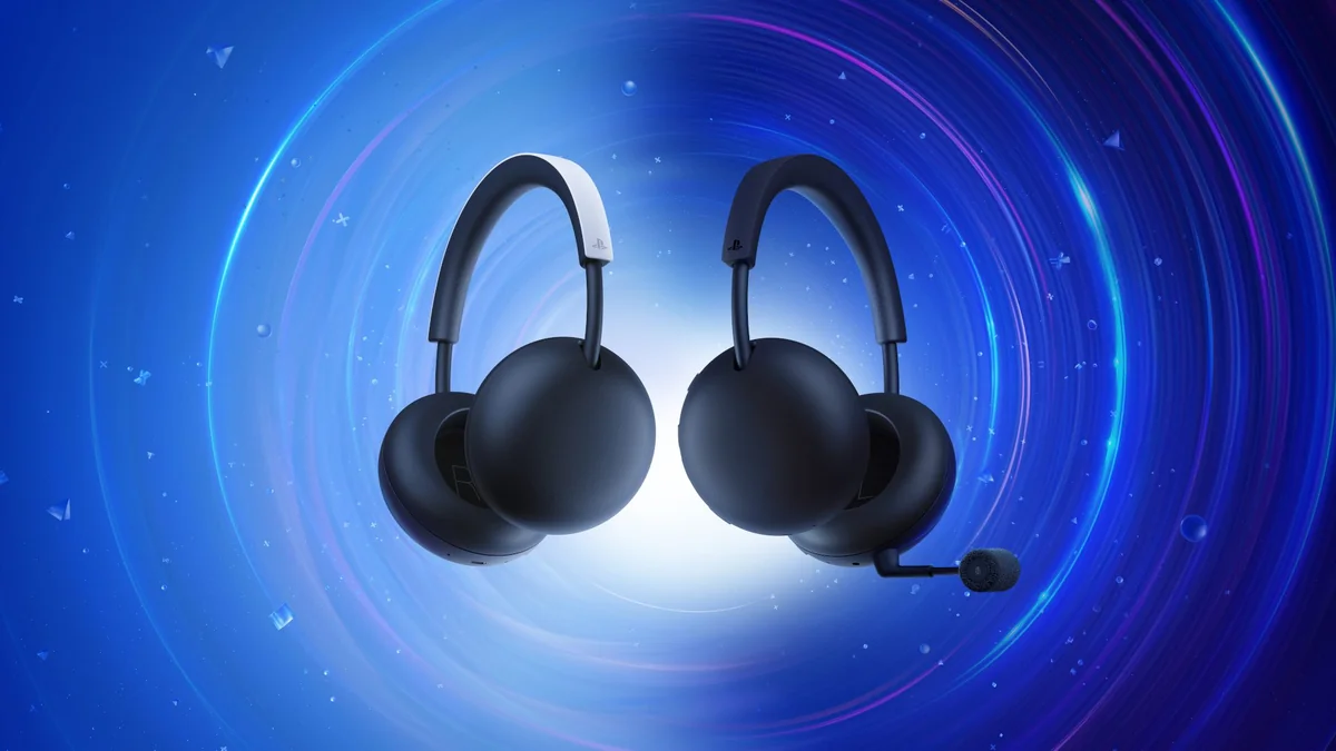 playstation-pulse Dos auriculares inalámbricos de la gama PlayStation Pulse, uno con diadema blanca y otro negro con brazo de micrófono, sobre un fondo azul en remolino