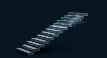 Una escalera de peldaños de piedra gris sube sobre un fondo azul muy oscuro y sus últimos escalones, de cristal translúcido, se deshacen en polvo en el vacío. Imagen generada con IA.