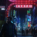 Logan, el protagonista de Marvel's Wolverine, camina de noche por una calle de Shinjuku llena de carteles luminosos bajo un gran arco de luces rojas