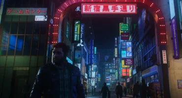 Logan, el protagonista de Marvel's Wolverine, camina de noche por una calle de Shinjuku llena de carteles luminosos bajo un gran arco de luces rojas