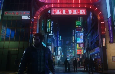 Logan, el protagonista de Marvel's Wolverine, camina de noche por una calle de Shinjuku llena de carteles luminosos bajo un gran arco de luces rojas