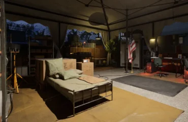 Captura de Quarantine Zone: Miami Zero: una carpa con un catre, cajas, una bandera estadounidense y palmeras al fondo