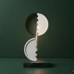 Un medallón de cerámica blanca partido en dos con borde en zigzag: una mitad sobre un pedestal de piedra y la otra encajada en un muro verde, unidas por un hilo de luz. Imagen generada con IA.