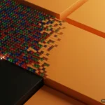 Un mosaico de diminutas teselas de cristal rojas, verdes y azules cubre una superficie negra y, hacia la derecha, se va fundiendo en grandes planchas lisas de color naranja. Imagen generada con IA.