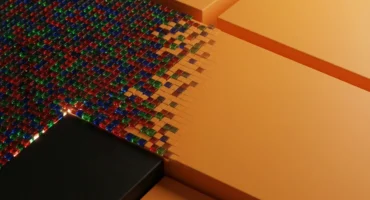 Un mosaico de diminutas teselas de cristal rojas, verdes y azules cubre una superficie negra y, hacia la derecha, se va fundiendo en grandes planchas lisas de color naranja. Imagen generada con IA.