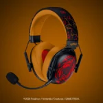 Auriculares Razer BlackShark V3 X HyperSpeed Charizard Edition, negros con llamas rojas y almohadillas naranjas, con micrófono, sobre fondo naranja