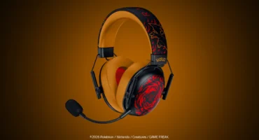 Auriculares Razer BlackShark V3 X HyperSpeed Charizard Edition, negros con llamas rojas y almohadillas naranjas, con micrófono, sobre fondo naranja