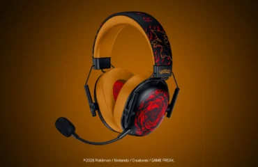 Auriculares Razer BlackShark V3 X HyperSpeed Charizard Edition, negros con llamas rojas y almohadillas naranjas, con micrófono, sobre fondo naranja