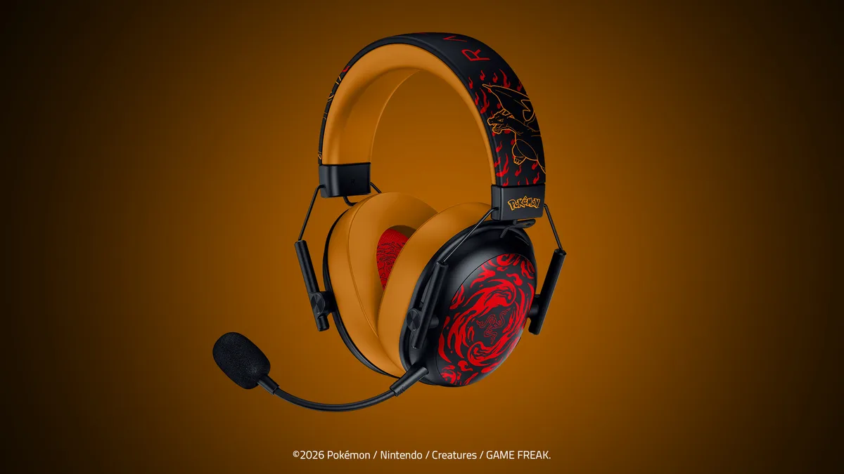 razer-blackshark-charizard Auriculares Razer BlackShark V3 X HyperSpeed Charizard Edition, negros con llamas rojas y almohadillas naranjas, con micrófono, sobre fondo naranja