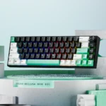 Render del teclado Reclusa Mini 65% en negro, blanco y verde menta con iluminación RGB, sobre peanas grises