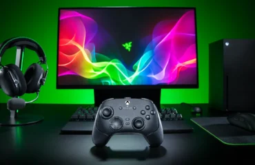 razer-wolverine-v4 Mando negro Razer Wolverine V4 sobre un escritorio, delante de un monitor con el logotipo de Razer, unos cascos, un teclado, un ratón y una consola Xbox