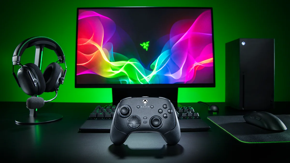 razer-wolverine-v4 Mando negro Razer Wolverine V4 sobre un escritorio, delante de un monitor con el logotipo de Razer, unos cascos, un teclado, un ratón y una consola Xbox