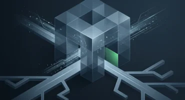 Cubo translúcido de bloques de cristal con un solo bloque iluminado en verde, sobre un fondo oscuro con haces de luz. Imagen generada con IA.