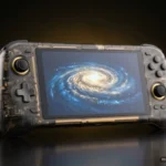 Consola portátil de carcasa negra translúcida con la estructura interna dorada a la vista y una galaxia en la pantalla. Imagen generada con IA.