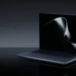 Portátil Surface Laptop Ultra abierto sobre una superficie negra brillante, con la pantalla encendida