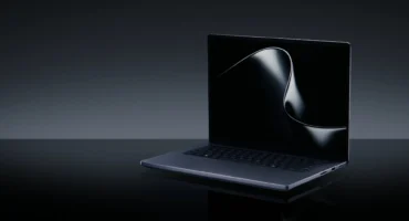 Portátil Surface Laptop Ultra abierto sobre una superficie negra brillante, con la pantalla encendida