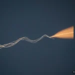 Líneas finas y luminosas que ondulan sobre un fondo azul oscuro y terminan en un abanico naranja, como una gráfica con su previsión. Imagen generada con IA.