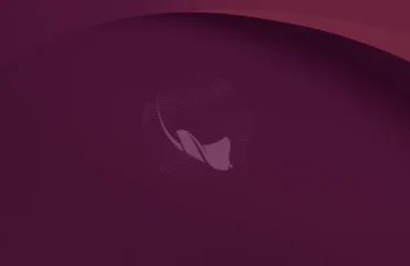 Fondo de escritorio oficial de Ubuntu 26.10: una mantarraya dibujada con puntos sobre un fondo granate con curvas suaves