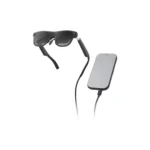 Gafas XREAL AURA con lentes oscuras unidas por cable a su unidad de cálculo, sobre fondo blanco