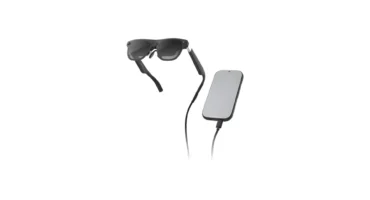 Gafas XREAL AURA con lentes oscuras unidas por cable a su unidad de cálculo, sobre fondo blanco