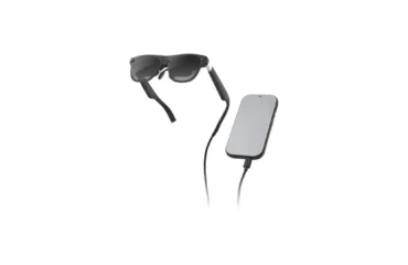 Gafas XREAL AURA con lentes oscuras unidas por cable a su unidad de cálculo, sobre fondo blanco